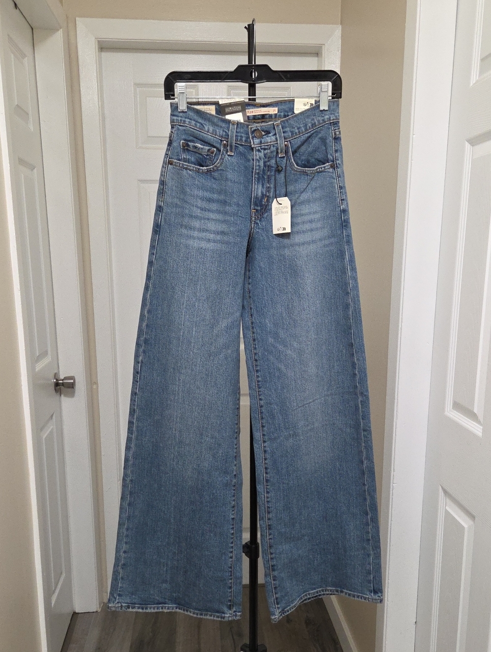 Nwt Levi's High Rise Wide-Leg Jeans